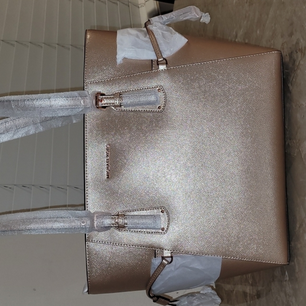 MK Voyager Ballet EW Tote Leather